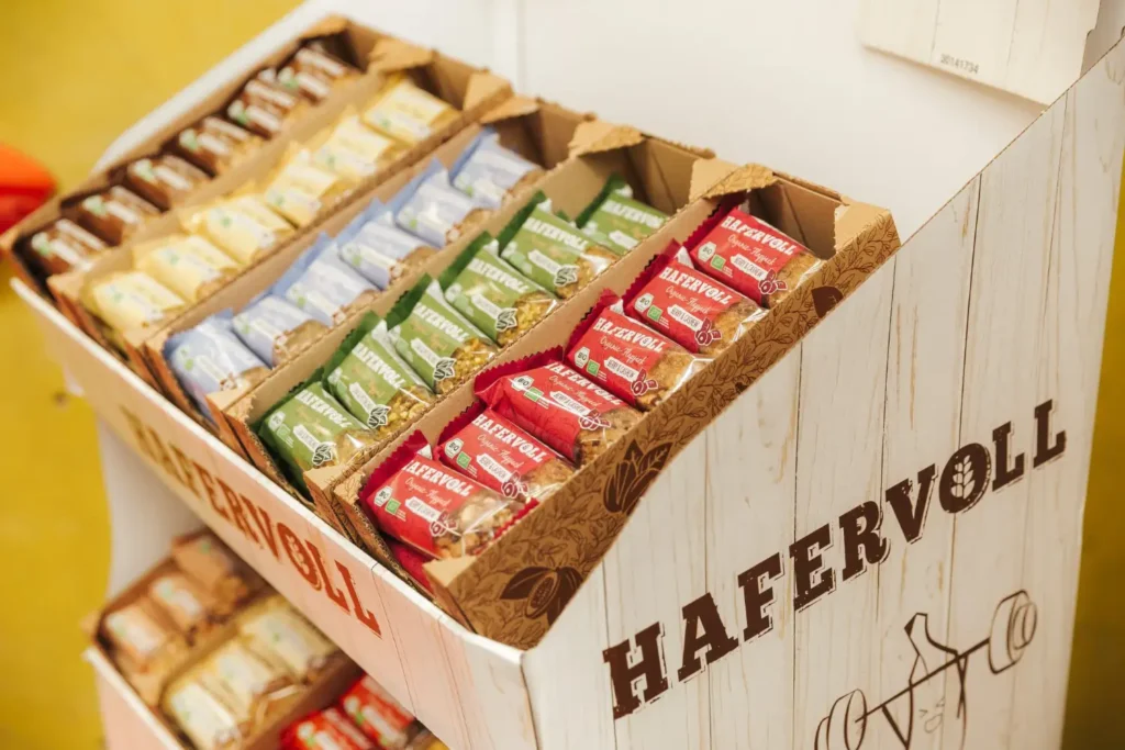 Hafervoll Verkaufsdisplay mit verschiedenen Organic Flapjack Sorten in einem Geschäft